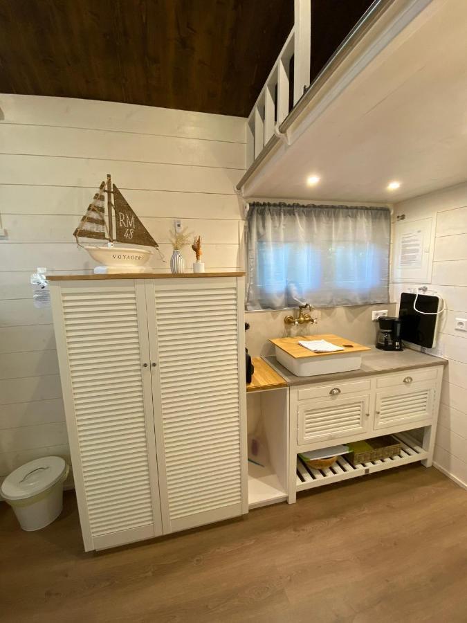 Tiny House Ems Im Pier9 Tiny House Hotel Хам Екстериор снимка